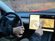 Tesla ကားရွေ့နေစဉ် ဗီဒီယိုဂိမ်း ပိတ်ထားရန် ပြဌာန်း